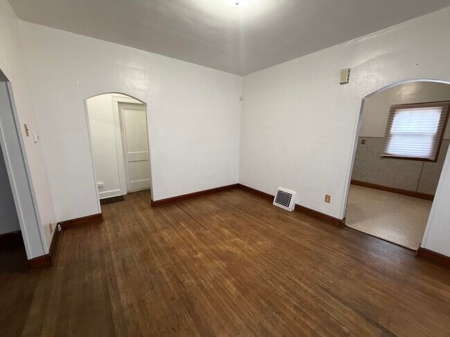 Building Photo - 1121 Bowman-N