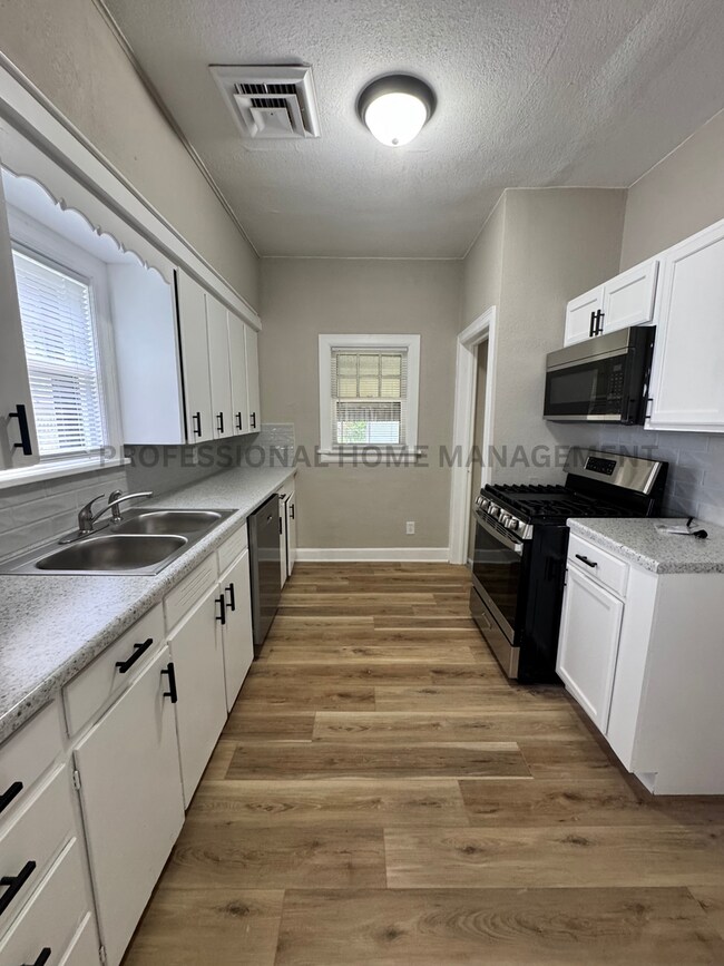 Building Photo - Charming 2-Bedroom, 1-Bath Home with Finis...