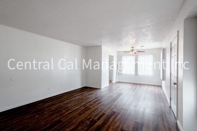 Building Photo - 4 Bedroom/2 Bath Home in Central Bakersfield - $2095 Per Month!
