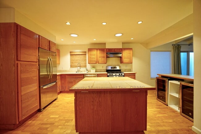 Building Photo - Novato Home with Big Yard, Backs to Pioneer Park!