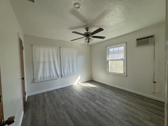 Building Photo - 4133 Kenmore Dr S