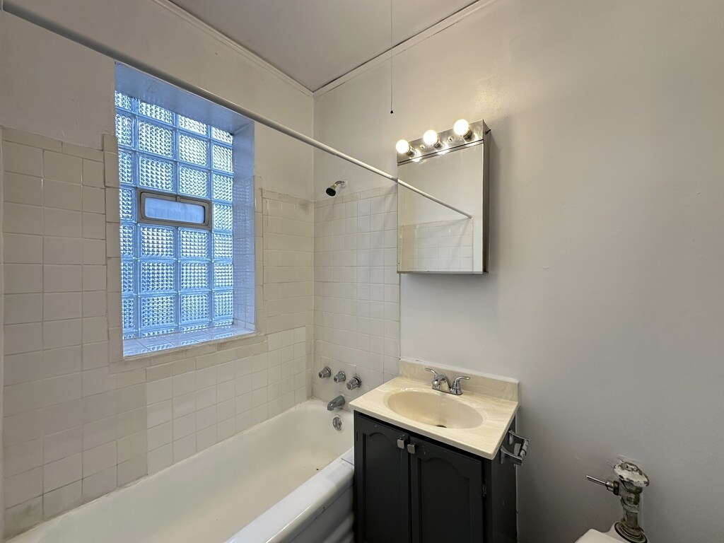 Building Photo - 634 W Barry Ave