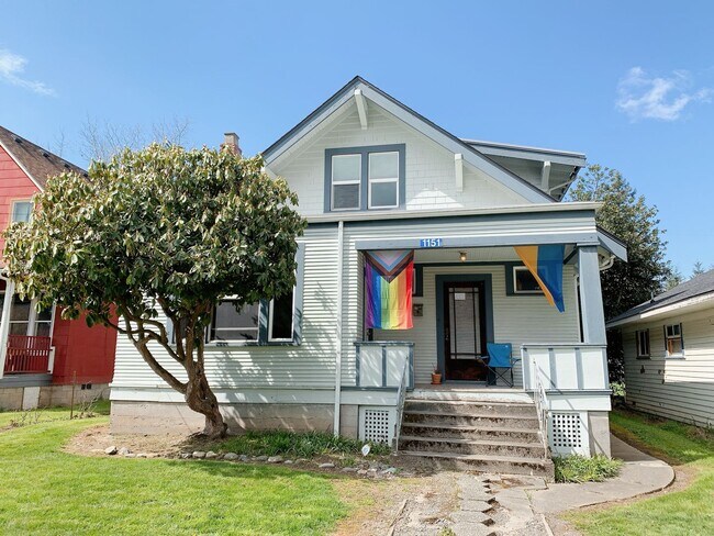 Building Photo - PRELEASE: 6+ bdrm/2 bath in the York Neighborhood!