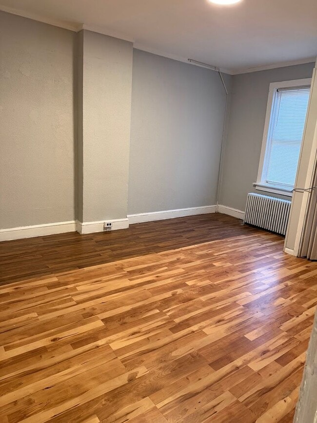 Building Photo - 5 Bedroom House