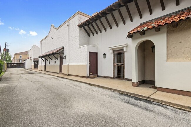 Building Photo - 2744 Briarhurst Dr