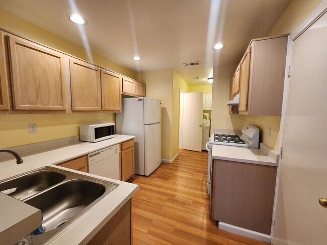 Building Photo - Modern Comfort in the Heart of Summerlin!