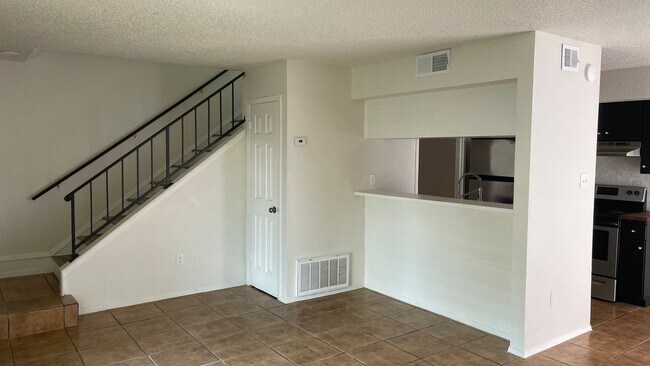 Building Photo - 2 Bedroom located in North Central Austin