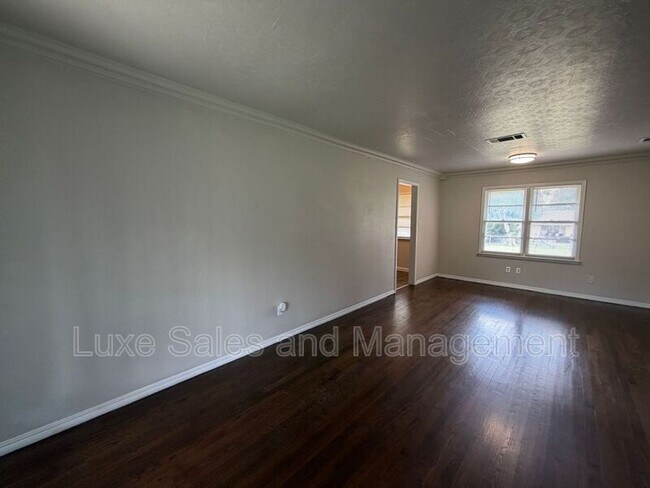 Building Photo - 221 E Kerr Dr