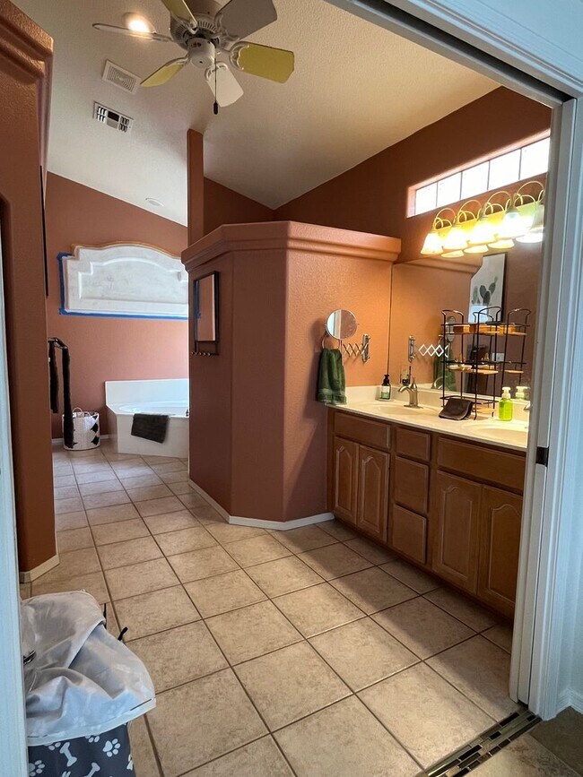 Building Photo - 2056 Desert Lakes Dr