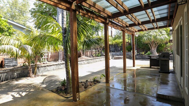 Building Photo - Beautifully Remodeled 3 Bed, 2 Bath Home i...