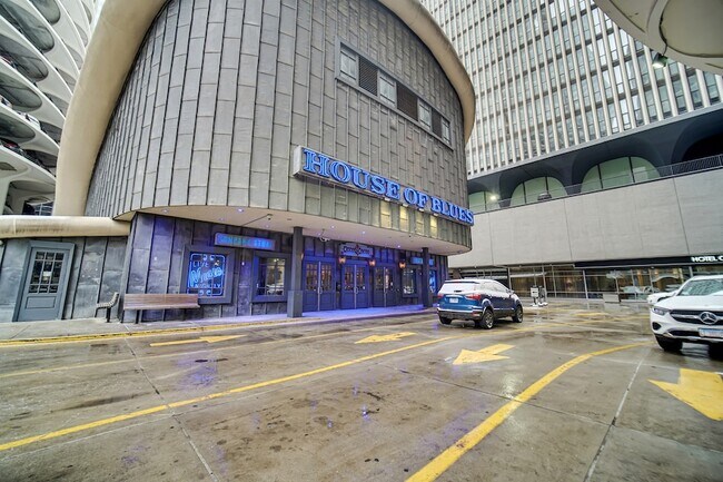 Building Photo - 300 N State St