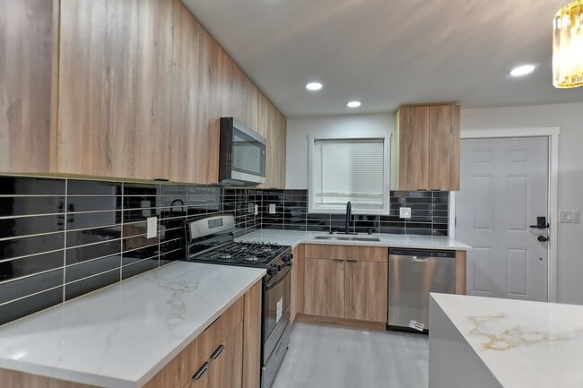 Building Photo - Everett Duplex