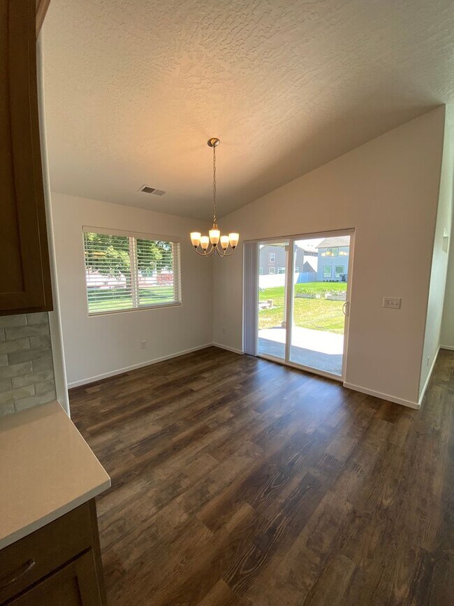 Building Photo - Stunning 3 Bed 2 Bath Rancher in Spokane V...