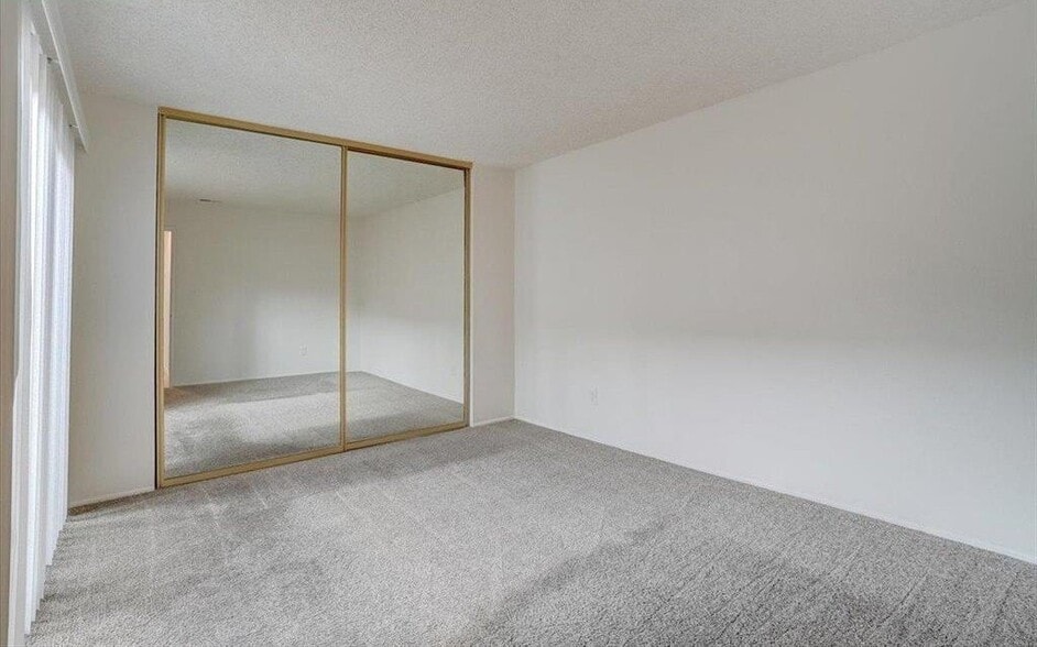Building Photo - 2500 Florida Ln