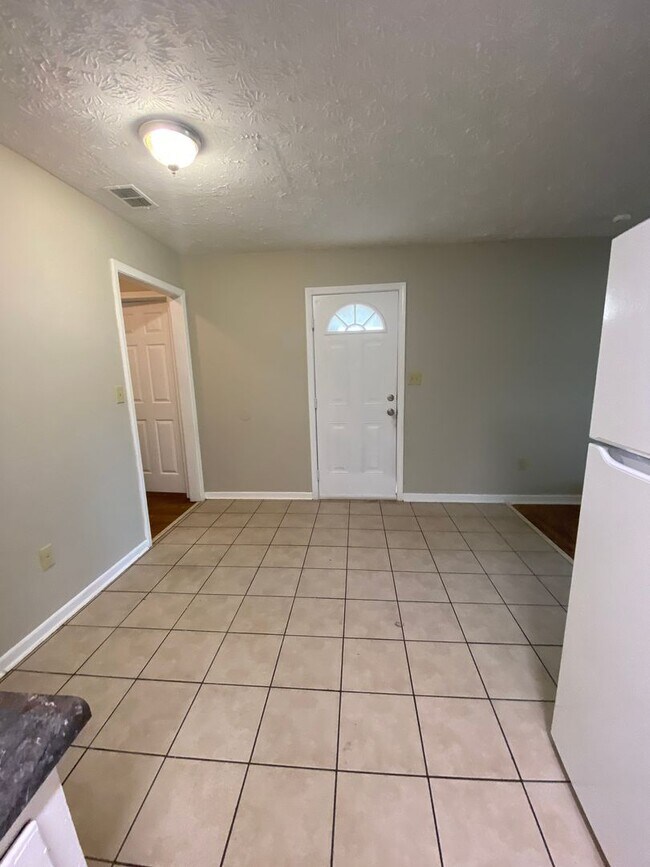Building Photo - 311/313 Jockey Club Dr