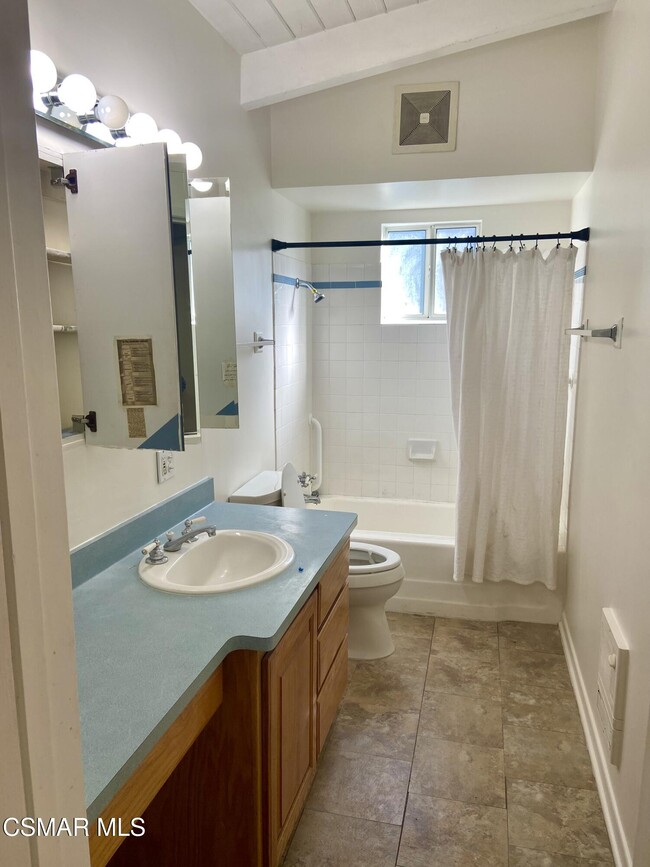 Building Photo - 3193 Royal Oaks Dr