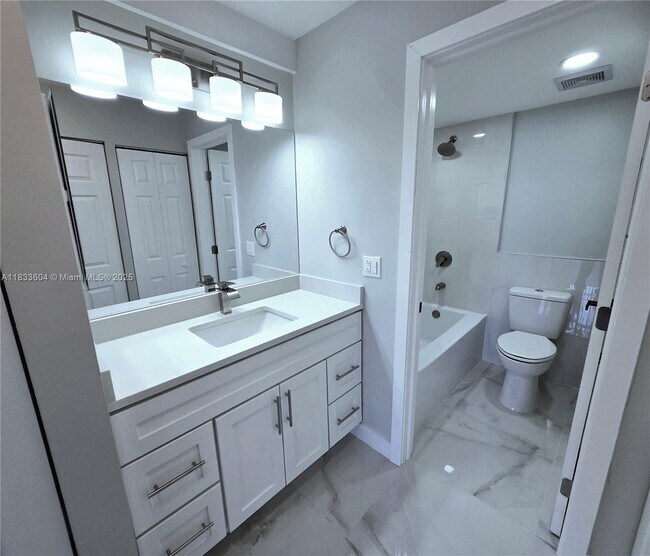Building Photo - 3710 Inverrary Dr