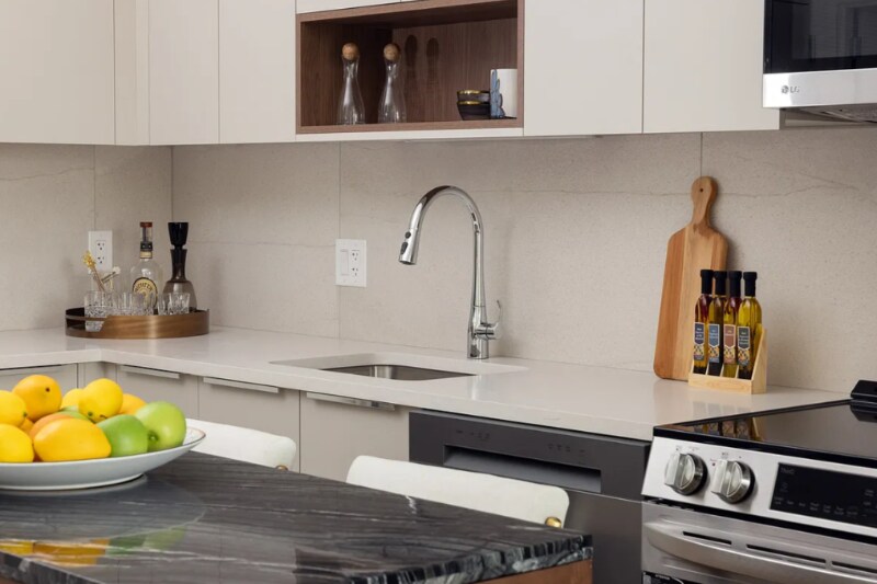 Building Photo - 405 W 206th St