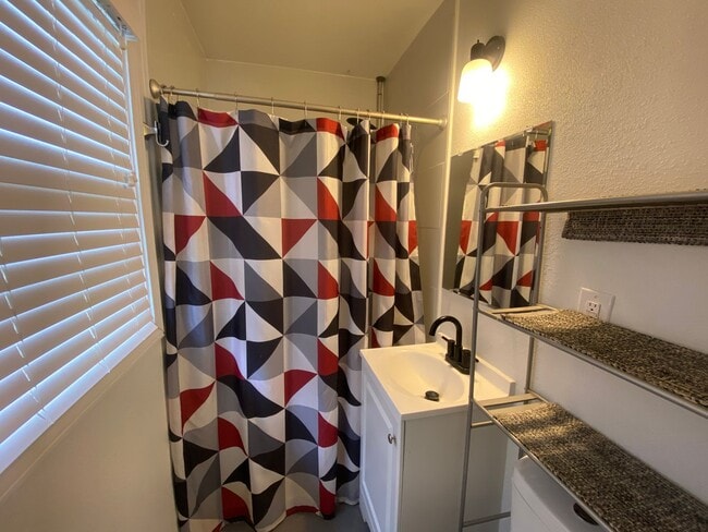 Building Photo - 3bed/2bath Remodeled Home in West Jonesboro.