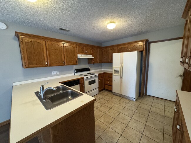 Building Photo - 1303 Fox Run Dr