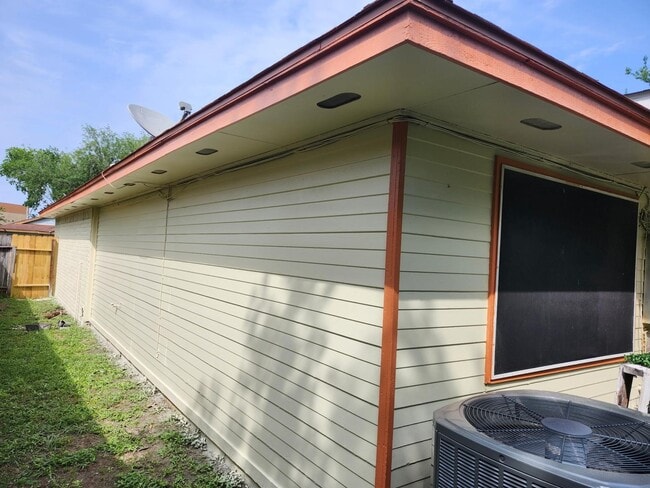 Building Photo - 18119 Twin Creek Dr