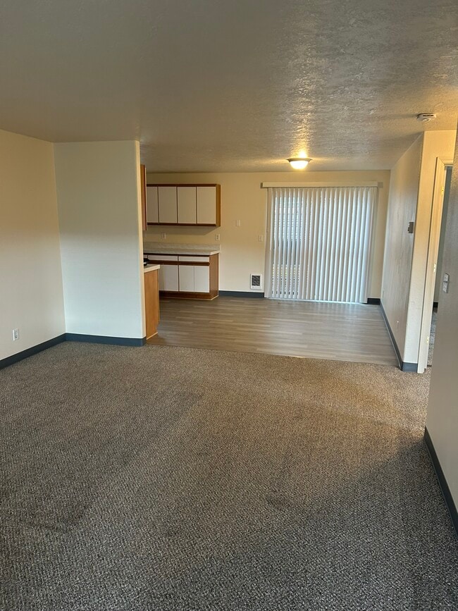 Building Photo - 933 NW Cains Rd