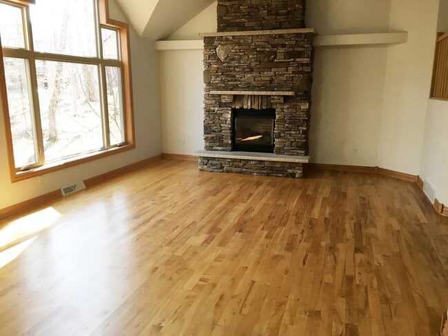 Building Photo - Executive 3-Bedroom (plus bonus room) 3 1/...