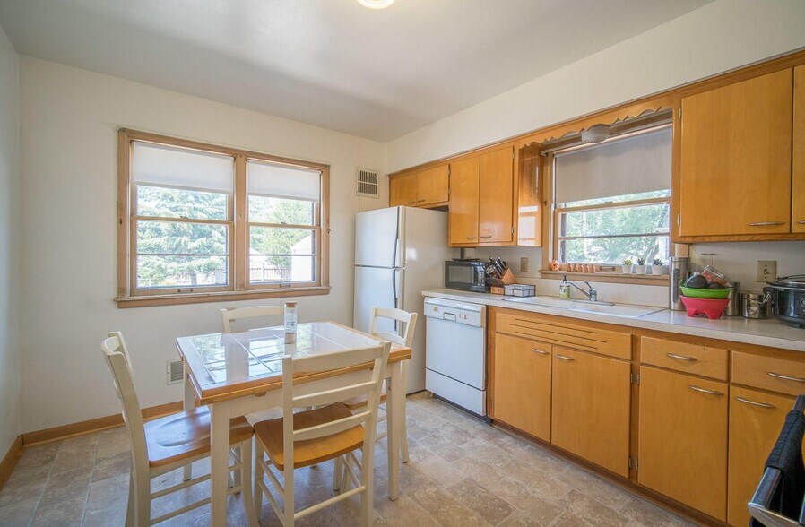 Building Photo - 7936 W Becher St