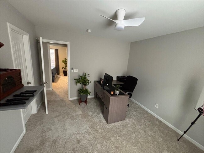 Building Photo - 518 Tulip Ln