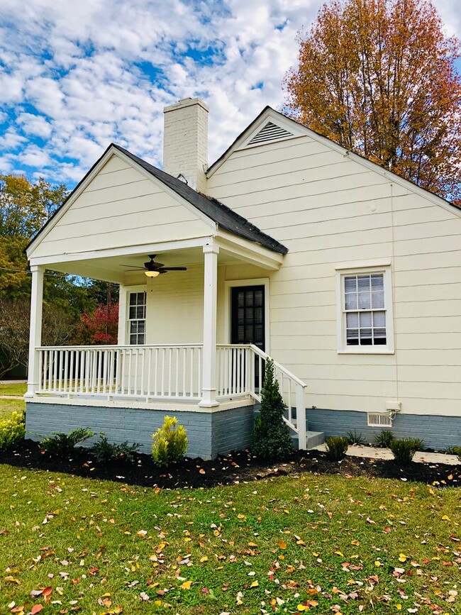 Building Photo - Charming 1940's Cottage