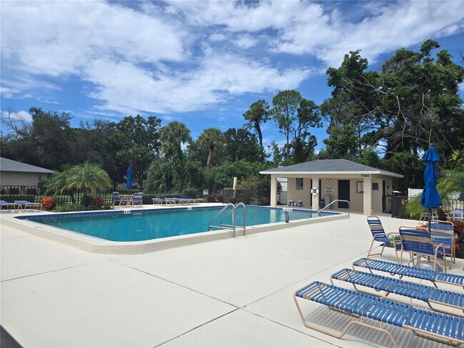 Building Photo - 7056 W Country Club Dr N