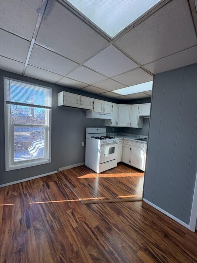 Building Photo - 912 N Madison St