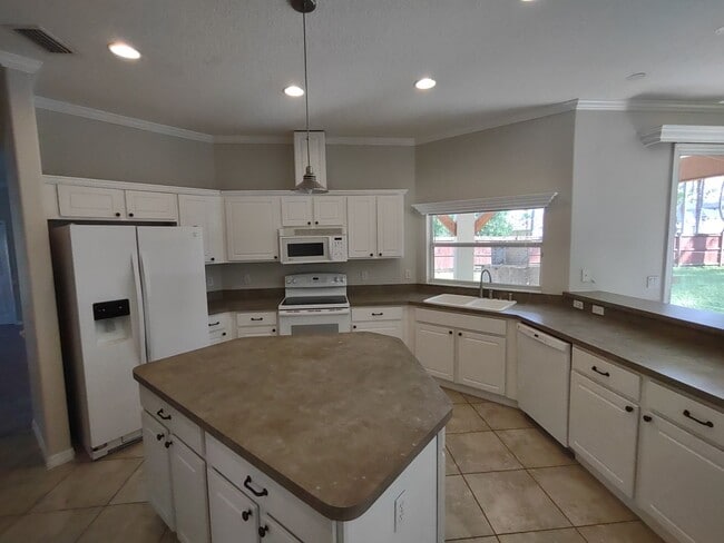 Building Photo - Quail Hollow Upgraded Single Family 4 bedr...