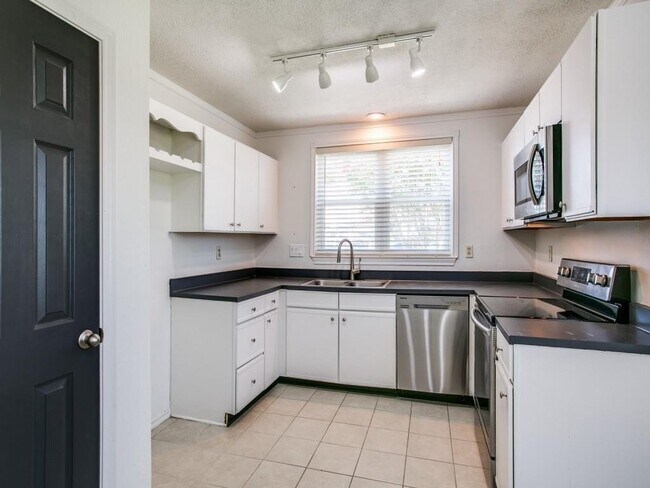 Building Photo - 2401 Brooke Ct