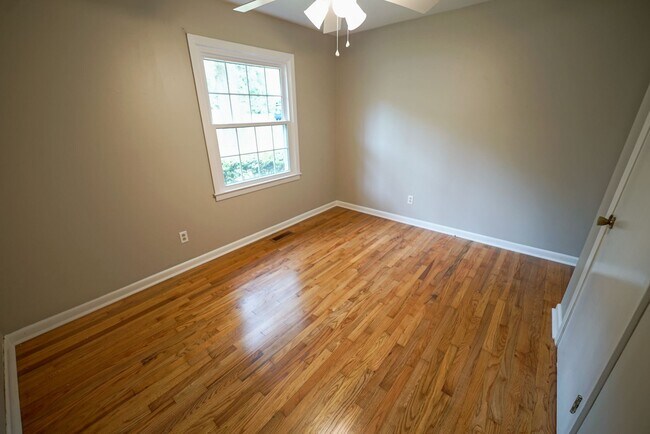 Building Photo - Sublease: Available 7/22/25 Beautiful 4/2 ...