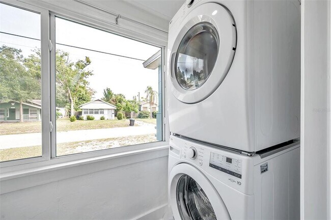 Building Photo - 4000 10th Ave N