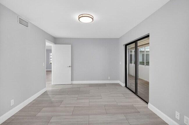 Building Photo - 450 Piedmont J