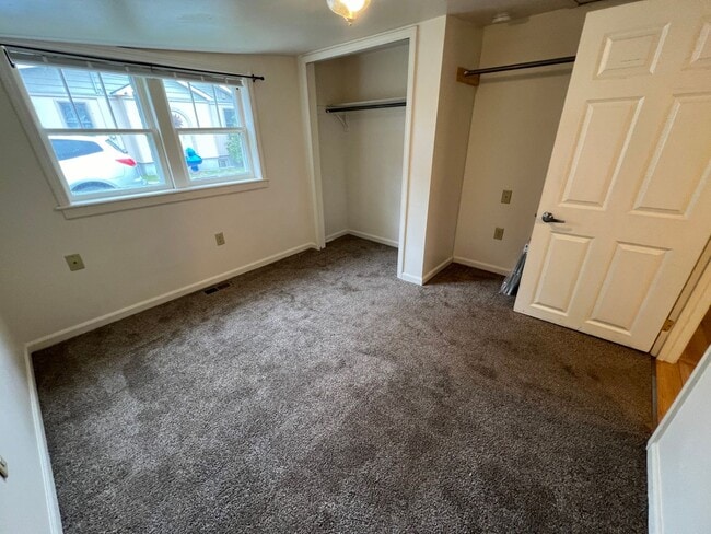 Building Photo - 1-2 Bedroom 1 Bath House with Garage, Newl...