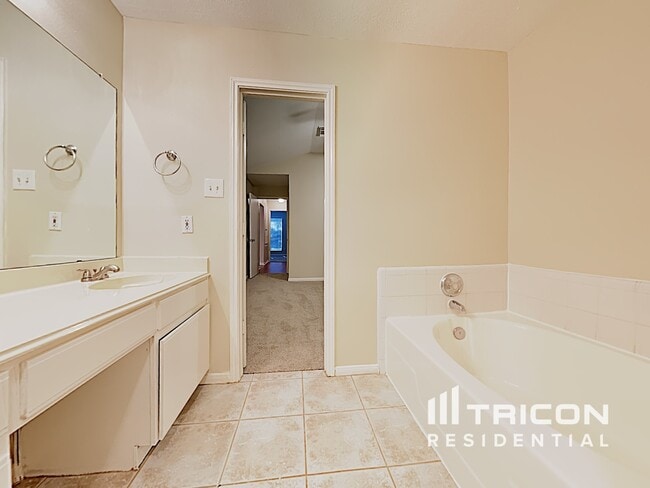 Building Photo - 7911 Bluff Trail Dr