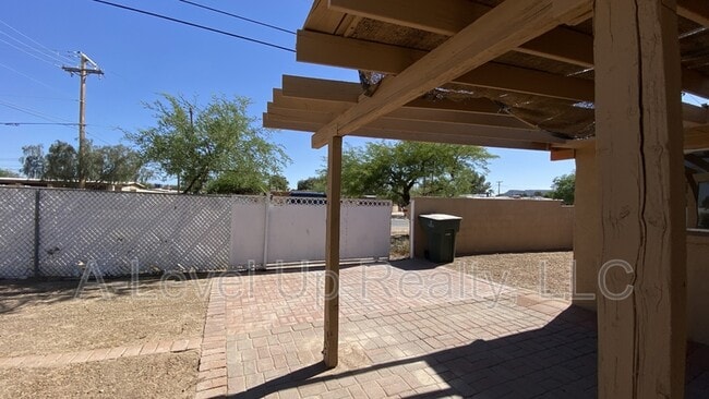 Building Photo - 700 W Calle Colado