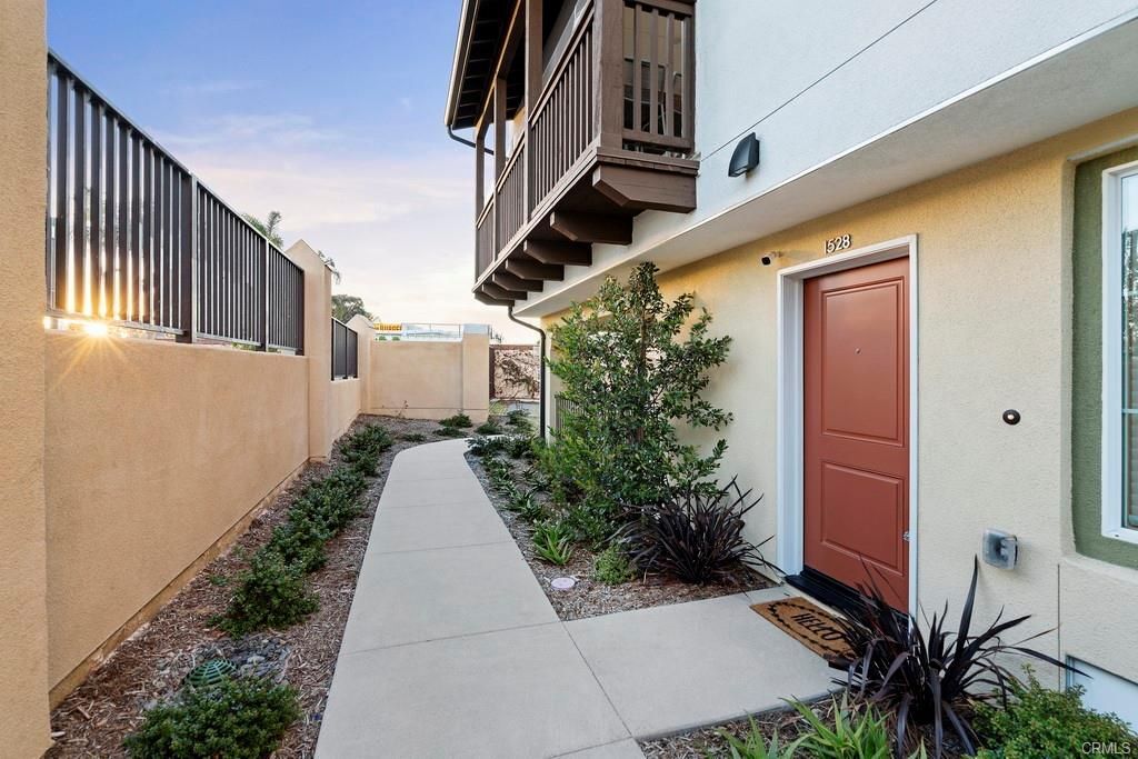Building Photo - 1528 Doheny Way