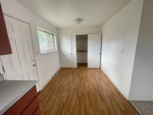 Building Photo - 2 Bedroom 1 Bedroom House - Location Locat...