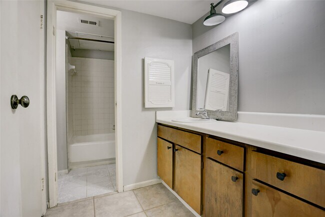 Building Photo - 3015 Walnut Bend Ln