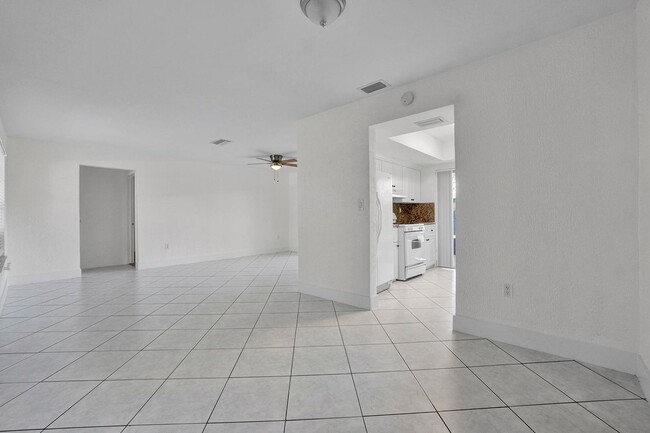 Building Photo - Sunrise Gem: Updated 2-Bed, 2-Bath with Ga...