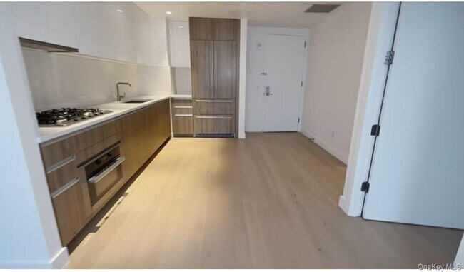 Building Photo - 136-18 Maple Ave