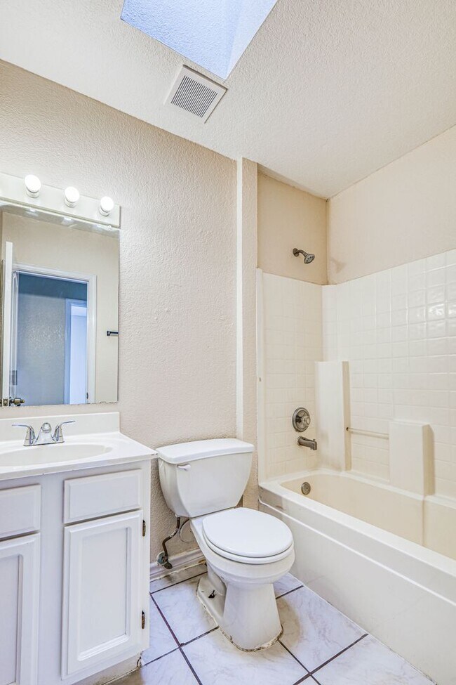 Building Photo - 3 Bed 2 bathrooms house 79936