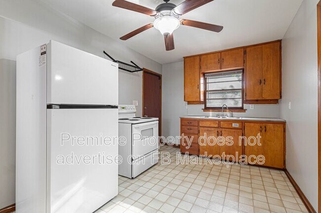 Building Photo - 1139 1/2 S Haden St