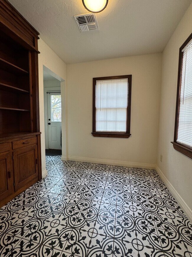 Building Photo - 506 NW Fort Sill Blvd