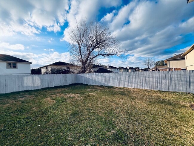 Building Photo - 2206 Laurel Oak Dr