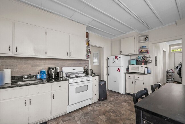 Building Photo - 4 bedrooms, 2 bathrooms, legal for 8 people